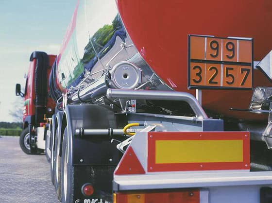 Camión cisterna de mercancías peligrosas ADR circulando por carretera en Castilla-La Mancha